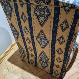 Sillón Orejero Tapizado Estampado Étnico Azul y Beige con Almohadón - imagen 4