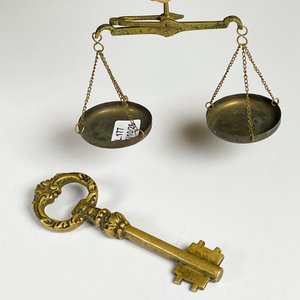 Balanzita de bronce dos platos y destapador llave - imagen 2