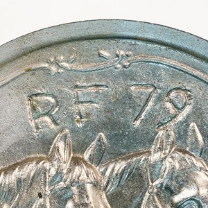 Placa Decorativa Circular de Aluminio con Caballo en Relieve - imagen 3
