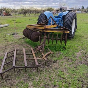 FORDSON MAJOR hay solo que ponerle bateria y andar, va con rastra, arado y disquera de 3 puntos, todo pronto para usar, el duño no dio muchas especificaciones sobre el pero parece ser del año 65 modelo fordson major E1A - imagen 11