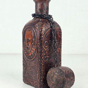 Botella Forrada en Cuero con Motivo Quijote y Cuchara Larga "Aurea" - imagen 3