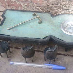 Miniatura de Mesa de Ruleta Antigua con Sillas Tapizadas - imagen 2