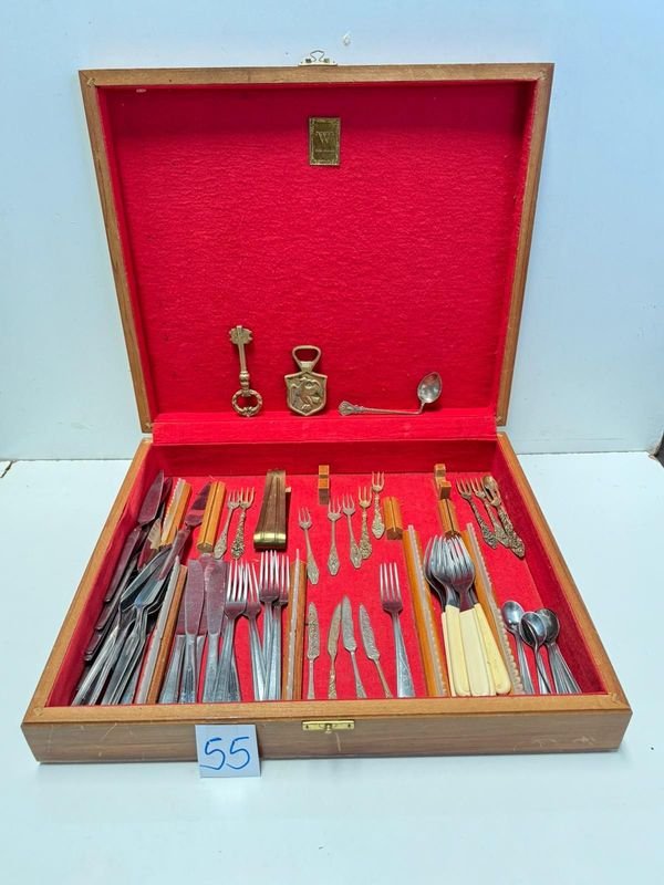 Caja de madera con cubiertos y accesorios - imagen 3