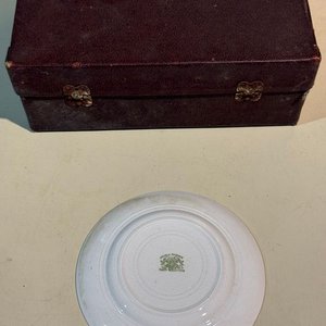 Antiguo Maletín de Picnic Forrado en Cuero con Plato - imagen 3