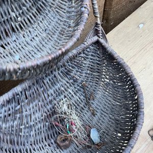 LOTE DE PESCA ANZUELOS DE ANTES BUENASOS ETC ETC CAJA DEE MADERA PLOMO ETC ET - imagen 5