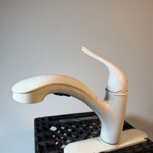 Lote siguiente: Grifería Monocomando Moen Blanca con Teléfono y Colillas