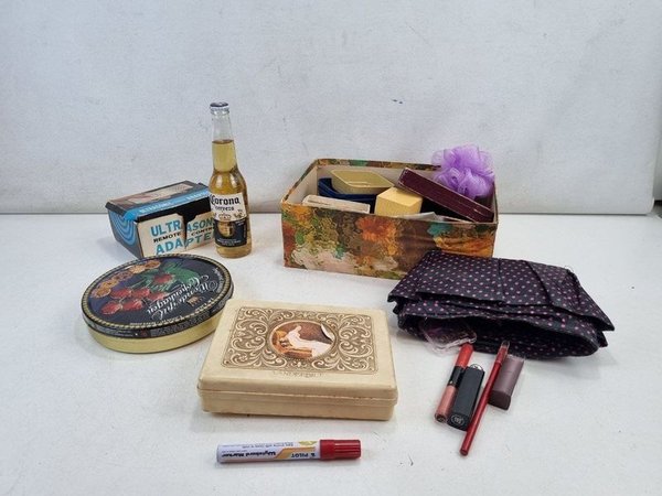 Lote de Accesorios y Adornos: Lata "Wonderful Copenhagen", Caja "Vanderbilt" y Neceser con Cosméticos - imagen 1