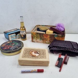 Lote de Accesorios y Adornos: Lata "Wonderful Copenhagen", Caja "Vanderbilt" y Neceser con Cosméticos - imagen 1