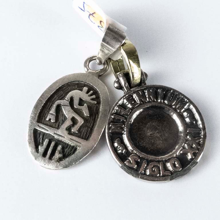 Dijes de plata con diseño en negro