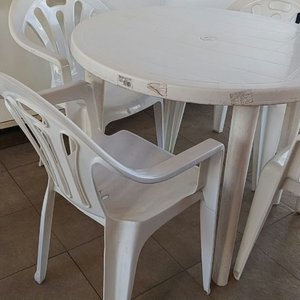Mesa Redonda de PVC Blanca con 4 Sillas Apilables - imagen 3