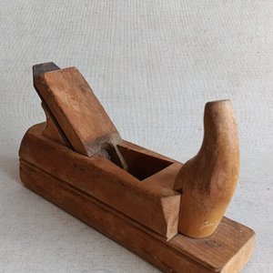 Cepillo de carpintero antiguo de madera con cuchilla sellada - imagen 5