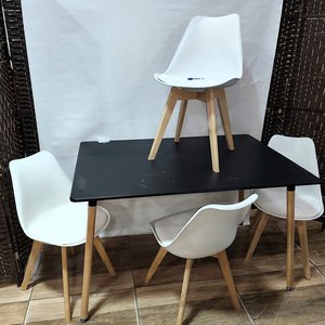 Juego de Comedor Estilo Eames: Mesa Negra Laqueada y 4 Sillas Blancas con Patas de Madera - imagen 3