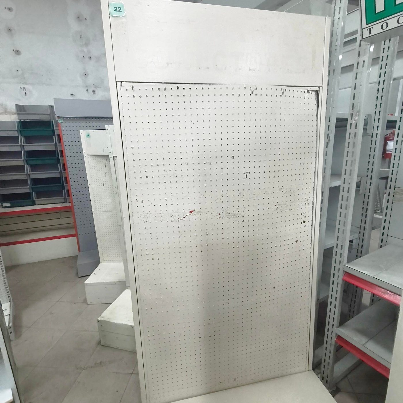 Exhibidor Metálico Perforado con Cabecera y Base