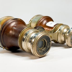 Prismáticos Antiguos de Bronce y Metal con Forro de Cuero - imagen 2
