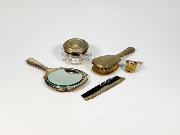 Juego de Tocador Art Nouveau Metálico Labrado: Espejo, Cepillos, Peine y Polvera