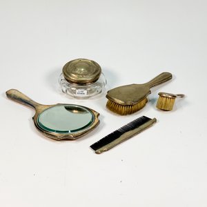 Lote siguiente: Juego de Tocador Art Nouveau Metálico Labrado: Espejo, Cepillos, Peine y Polvera