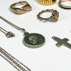 Lote de 11 Piezas: Medallitas Religiosas, Cruces, Dijes y Anillos Plateados y Dorados - imagen 2