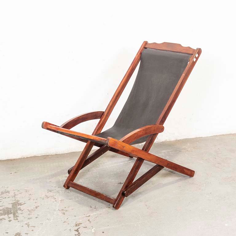 Silla plegable de madera con asiento de cuero