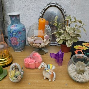 Lote de Adornos Varios: Jarrón, Rana, Cesta de Frutas, Caballo Alado y Más - imagen 2