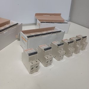 Caja con 6 Disyuntores Termomagnéticos Monofásicos TQC 5A - imagen 2