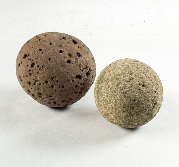 Dos Piedras de Boleadora Antiguas - imagen 1