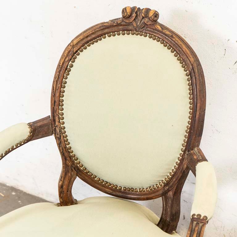 Sillones antiguos tallados estilo Luis XVI para venta - imagen 2