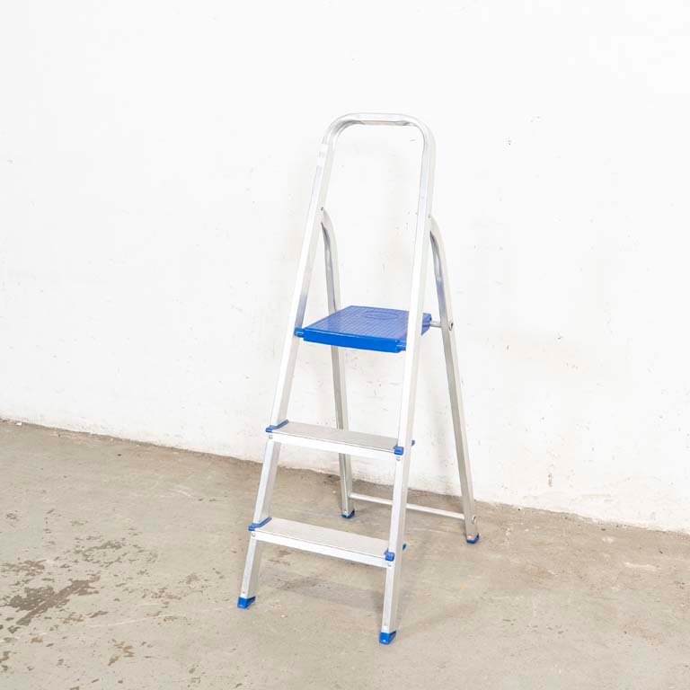 Lote siguiente: Escalera plegable de aluminio con tres escalones
