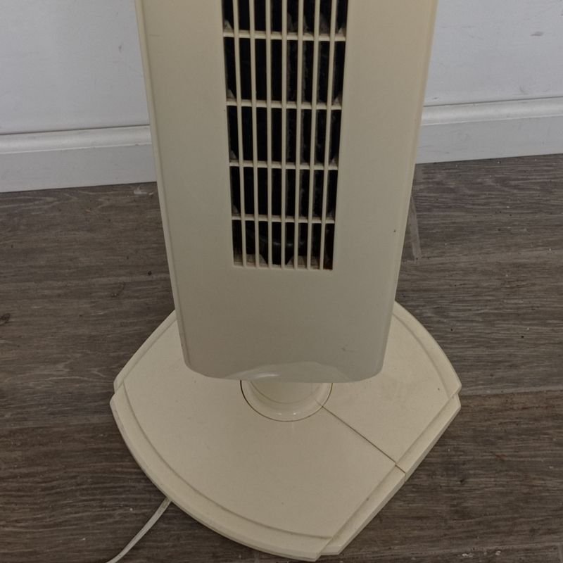 Ventilador Midea en excelente estado, calienta y prenda - imagen 3