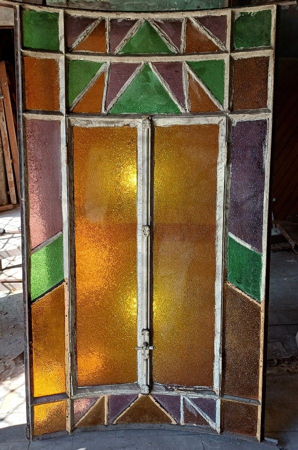 Ventana antigua curva con vidrio fantasía de colores - imagen 11