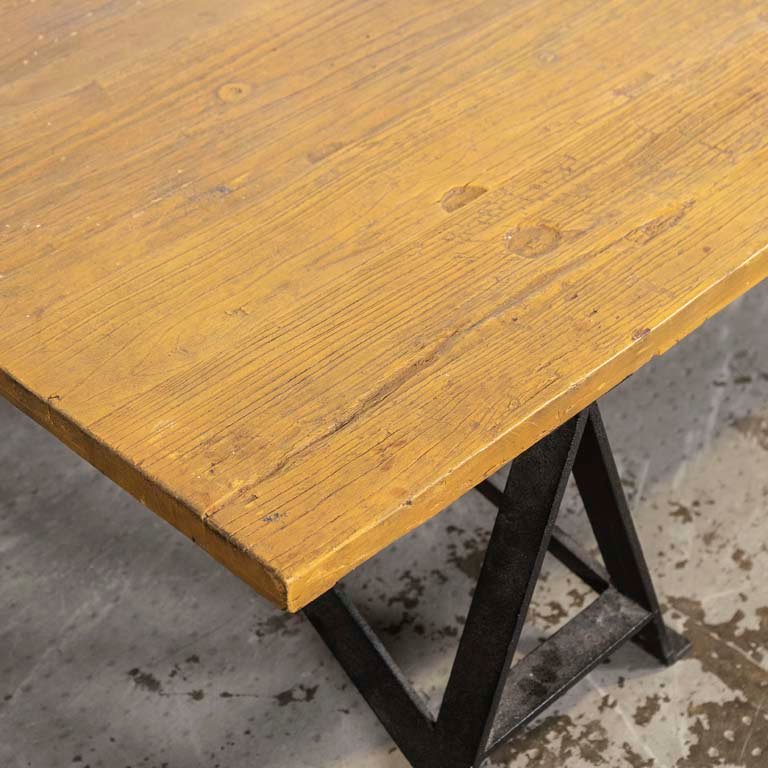 Mesa rústica de living con tapa de madera y base de hierro - imagen 2