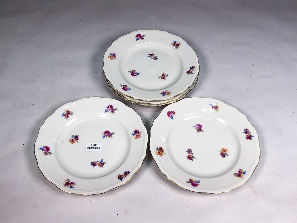 Cinco Platos de Porcelana Checa con Flores y Borde Dorado