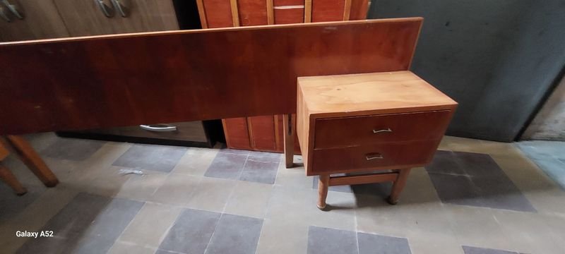 Mueble de cama y mesas de noche en madera - imagen 3