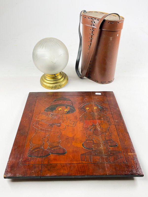 Tres piezas de arte decorativo en madera y cuero