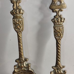 Par de Piezas Decorativas de Bronce Macizo: Tenedor y Cuchara con Escenas Holandesas - imagen 5