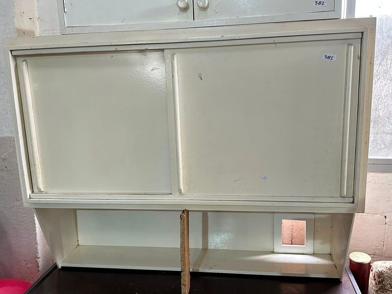 Aéreo de Cocina Blanco con Puertas Corredizas y Repisa