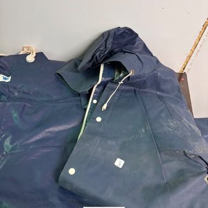 Conjunto Impermeable: Mameluco Azul y Botas Negras de Lluvia - imagen 3