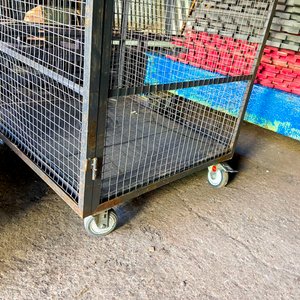 Estructura Rodante de Hierro y Malla Metálica con Rollo de Tejido - imagen 6