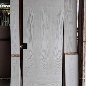 Lote siguiente: Puerta de Madera Clara con Marcos
