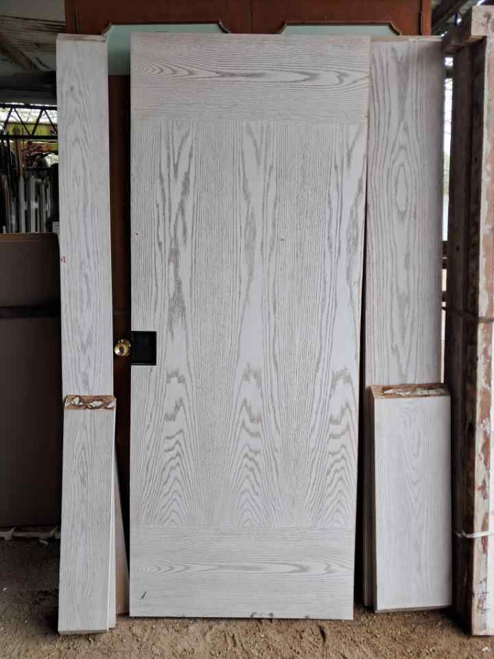 Puerta de Madera Clara con Marcos