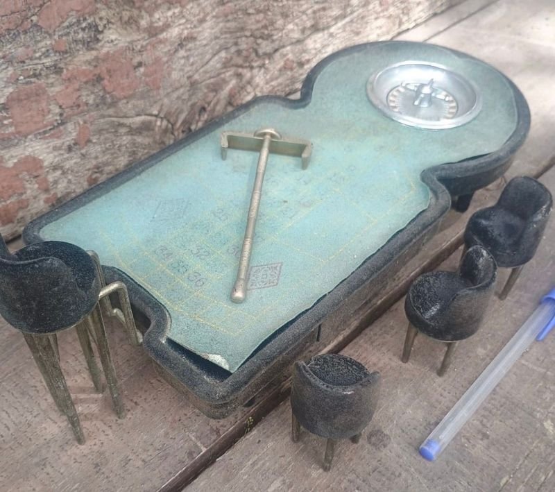 Miniatura de Mesa de Ruleta Antigua con Sillas Tapizadas