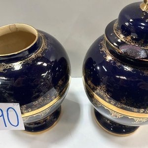 Dos Jarrones Azules con Bordes Dorados, Uno con Tapa - imagen 3