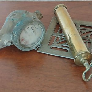 Lote siguiente: Lote de 3 piezas de bronce: medidor de agua, bomba manual y rejilla decorativa