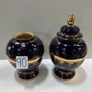 Lote siguiente: Dos Jarrones Azules con Bordes Dorados, Uno con Tapa