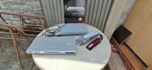 Teléfono y dos dvd en buen estado - imagen 1