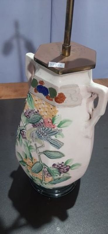 Pie de lámpara de loza con diseño floral