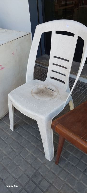 Sillas blancas y mesas de madera en buen estado - imagen 4