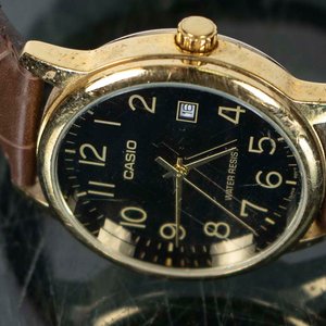 Reloj Casio Dorado con Calendario y Malla de Cuero - imagen 2