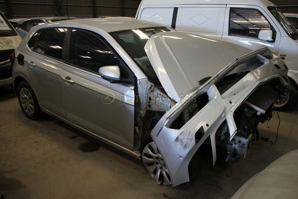 Volkswagen Polo Plateado con Daños Frontales - imagen 1