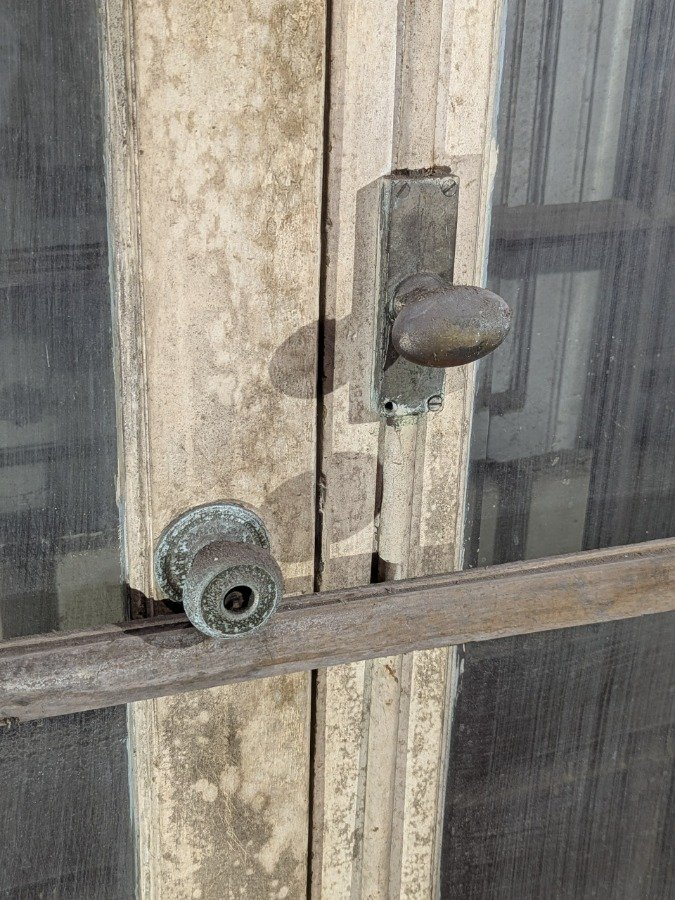 Puerta cancel en cedro con vidrios biselados y marco de pinotea - imagen 10