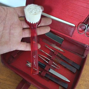 Lote anterior: Set de Manicura Antiguo Completo en Estuche Rojo